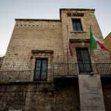 Il nucleo centrale del complesso fortificato, tipico delle case palazziate, � costituito da due case-torri nate con la doppia funzione di dimora civile e fabbricato difensivo